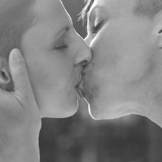 Svartvit bild på två personer som pussas