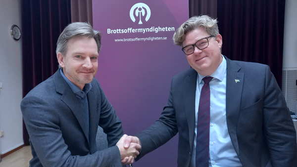 Brottsoffermyndighetens generaldirektör Anders Alenskär skakar hand med Justitieminister Gunnar Strömmer. 