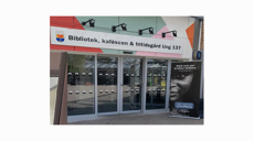 Bild på Brottsofferjourens skylt utanför bibliotek.