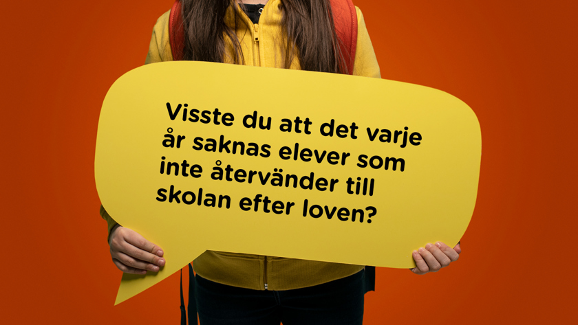 Bild på person som håller i skylt med texten "Visste du att du måste skyddas barn som riskerar att giftas bort?"